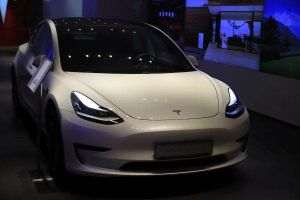 Tesla şi-a redus preţurile pentru vehicule pentru a stimula cererea